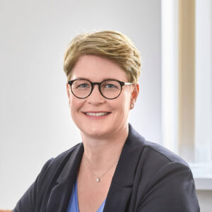 Ullrike Rheindorf Immobilien steht seit über 50 Jahren für die erfolgreiche Vermittlung von Immobilien im gesamten Bergischen Land, Langenfeld, Leverkusen, Burscheid, Solingen, u.w.m.. Als marktführende Marklerin in Leichlingen begleite ich Eigentümerinnen und Eigentümer persönlich beim Verkauf und bei der Vermietung Ihrer Immobilie – mit fundierter Marktkenntnis, klarer Strategie und viel Erfahrung.