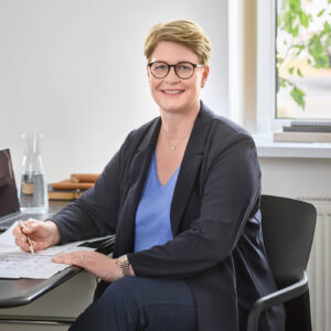 Ullrike Rheindorf Immobilien steht seit über 50 Jahren für die erfolgreiche Vermittlung von Immobilien im gesamten Bergischen Land, Langenfeld, Leverkusen, Burscheid, Solingen, u.w.m.. Als marktführende Marklerin in Leichlingen begleite ich Eigentümerinnen und Eigentümer persönlich beim Verkauf und bei der Vermietung Ihrer Immobilie – mit fundierter Marktkenntnis, klarer Strategie und viel Erfahrung.