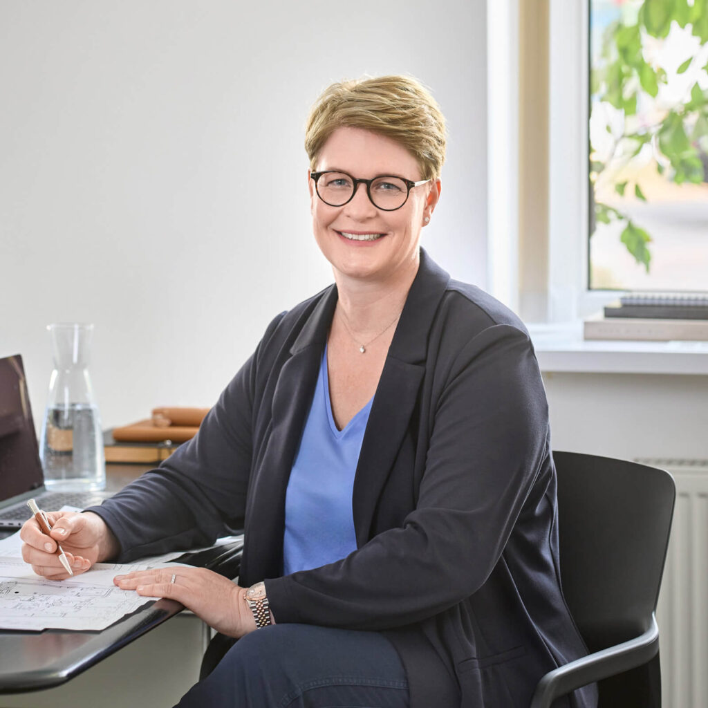 Ullrike Rheindorf Immobilien steht seit über 50 Jahren für die erfolgreiche Vermittlung von Immobilien im gesamten Bergischen Land, Langenfeld, Leverkusen, Burscheid, Solingen, u.w.m.. Als marktführende Marklerin in Leichlingen begleite ich Eigentümerinnen und Eigentümer persönlich beim Verkauf und bei der Vermietung Ihrer Immobilie – mit fundierter Marktkenntnis, klarer Strategie und viel Erfahrung.